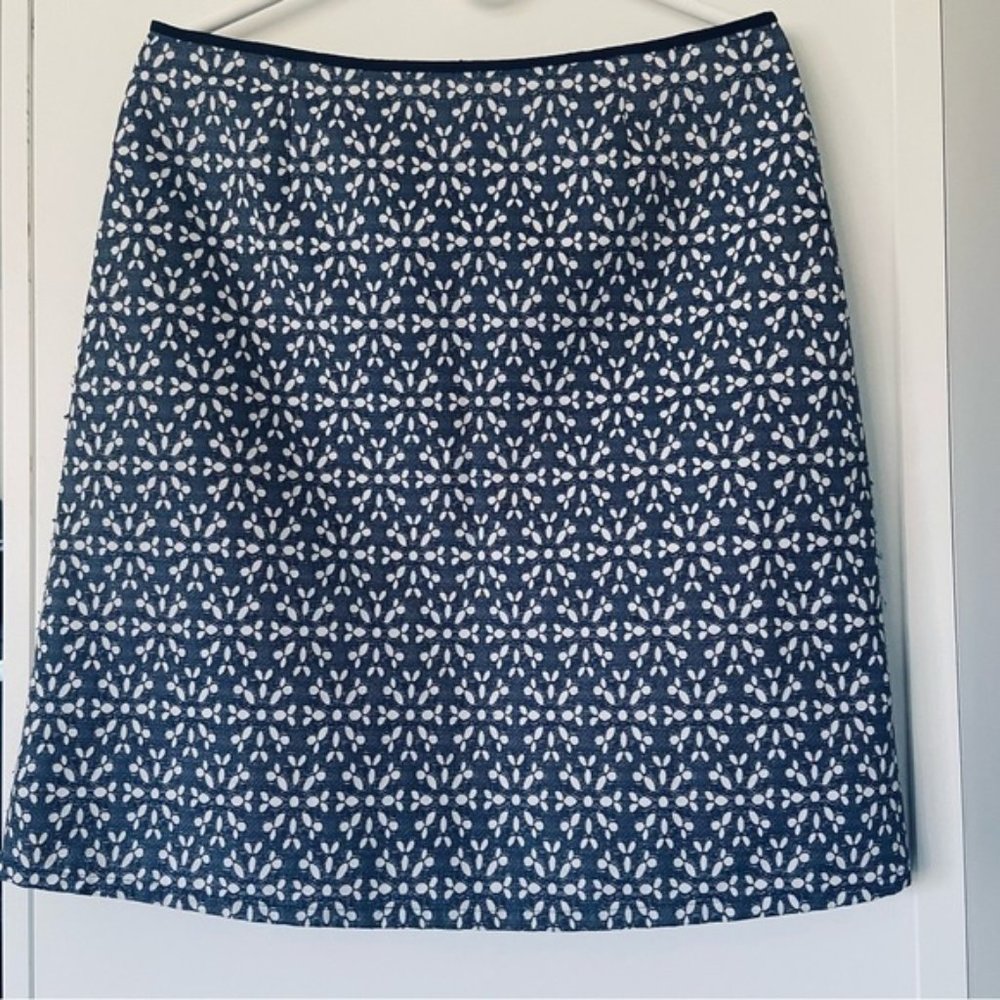 Tribal a-line skirt in great condition. Navy with white daisy print. Size 10.?